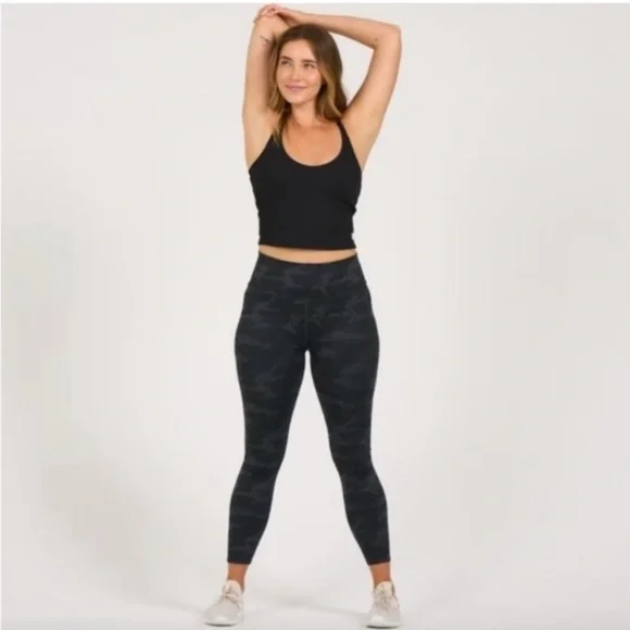 VUORI Rib Crop Tank in Black Size XS - Picture 3 of 7